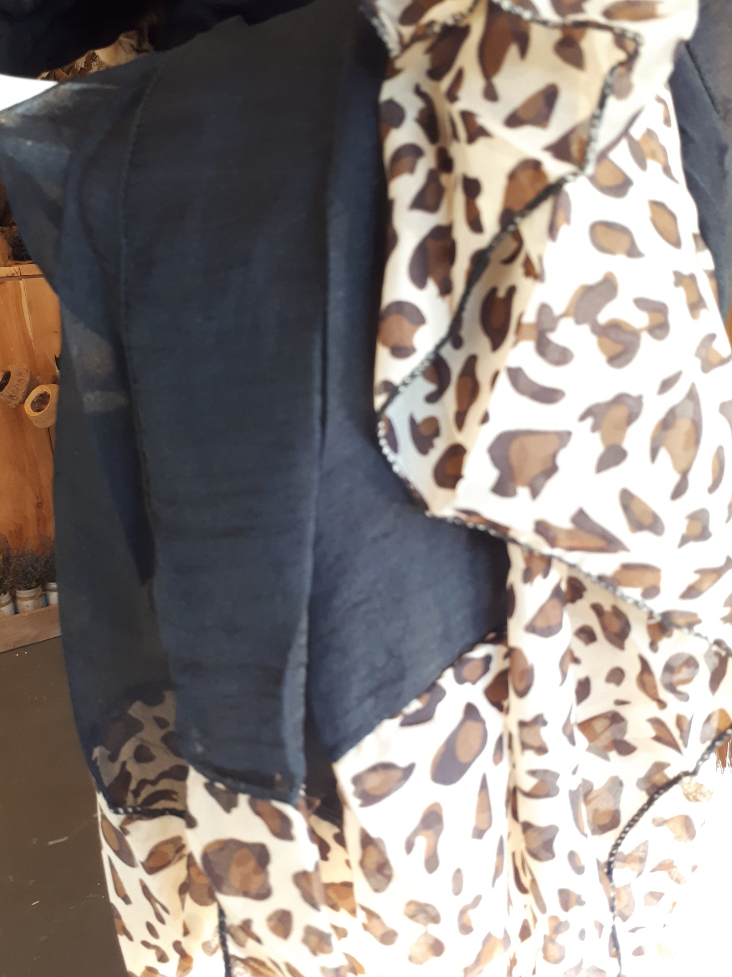 Scarf - Leopard print Black - Cedar-Creek-Muskoka